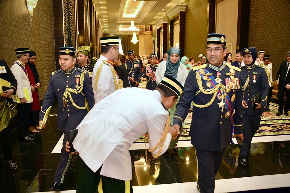 ISTIADAT MENGHADAP DAN PENGURNIAAN DARJAH KEBESARAN BINTANG DAN PINGAT