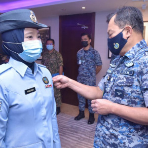 UPACARA PEMAKAIAN PANGKAT DAN SUMBANGAN KEMATIAN SERTA PENYAMPAIAN CENDERAHATI KEPADA STAF PEJABAT PANGLIMA TENTERA UDARA