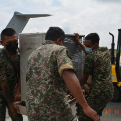 TUDM TERBANGKAN KELENGKAPAN HOSPITAL MEDAN ATM DAN PERALATAN PERUBATAN KKM KE SIBU