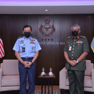 KUNJUNGAN HORMAT SEMPENA PERSARAAN KE ATAS PANGLIMA TENTERA UDARA