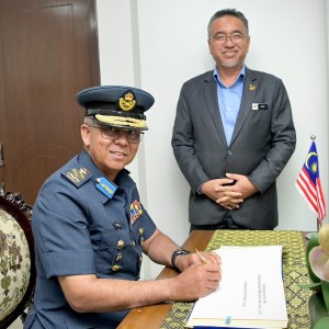 KUNJUNGAN HORMAT PANGLIMA TENTERA UDARA KE ATAS TIMBALAN MENTERI PERTAHANAN