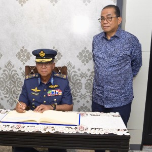 KUNJUNGAN HORMAT PANGLIMA TENTERA UDARA KE ATAS MENTERI PERTAHANAN