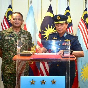 KUNJUNGAN HORMAT TIMBALAN PANGLIMA TENTERA UDARA KE ATAS KETUA STAF MARKAS ANGKATAN TENTERA