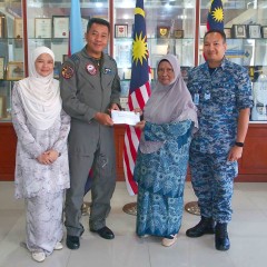 MAJLIS PENYERAHAN SUMBANGAN KEBAJIKAN DARI WARGA PANGKALAN UDARA GONG KEDAK