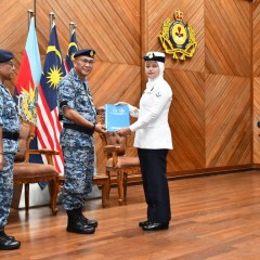 MAJLIS PEMAKAIAN LENCANA TRED DAN PENYAMPAIAN SIJIL SERTA PENUTUP KURSUS BASIC AIR TRAFFIC CONTROL ASSISTANT (BATCA) SERIAL 56/25
