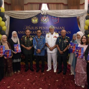 MAJLIS PENYAMPAIAN ANUGERAH KECEMERLANGAN PENDIDIKAN 2025 KEMENTERIAN PERTAHANAN MALAYSIA