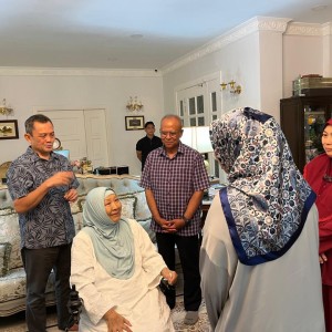 PTU SERTA KEPIMPINAN TERTINGGI TUDM BERSAMA ISTERI MENYANTUNI MANTAN PANGLIMA TENTERA UDARA KE-19 DAN ISTERI